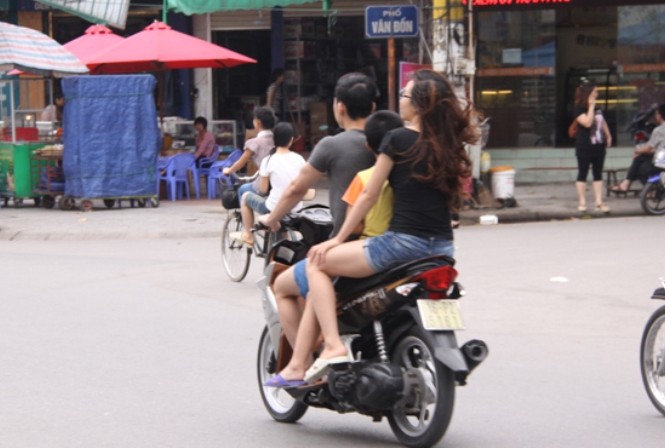 Người dân Móng Cái “vô tư” vi phạm giao thông Người dân Móng Cái “vô tư” vi phạm giao thông