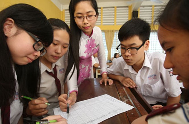 Thi ngoại ngữ cấp 3 khó hơn cả đại học Học sinh lớp 12 Trường trung học Thực hành (Trường ĐH Sư phạm TP.HCM) đăng ký các môn thi tốt nghiệp từ tháng 3.2014 - Ảnh: Đào Ngọc Thạch