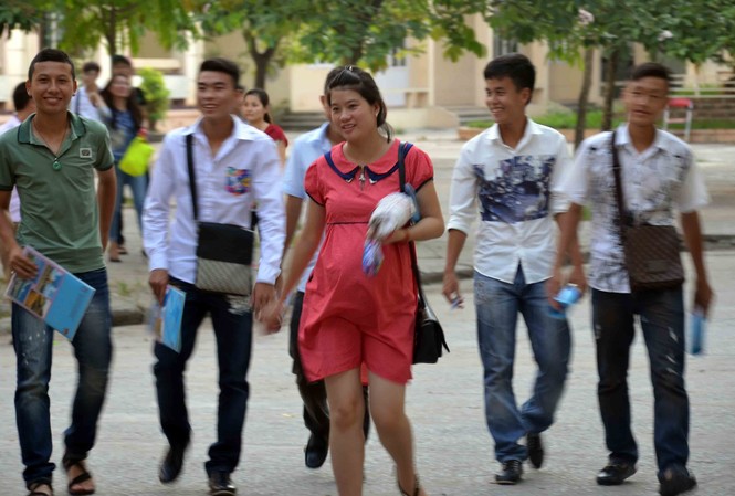 Ông lão tóc bạc, thí sinh mang bầu đi thi tốt nghiệp Ông lão tóc bạc, thí sinh mang bầu đi thi tốt nghiệp