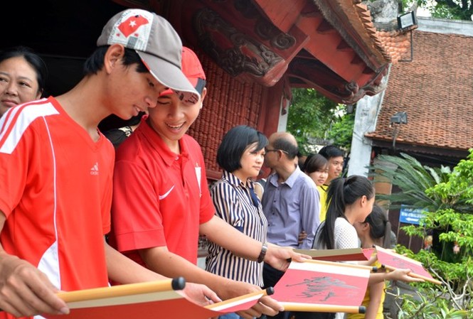 Sĩ tử đổ về Văn Miếu cầu may Sĩ tử đổ về Văn Miếu cầu may