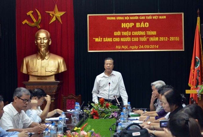 Khám, chữa mắt miễn phí cho người cao tuổi Chương trình “Mắt sáng cho người cao tuổi” tổ chức ngày 28/9 tại Cung Văn hóa Hữu nghị Hà Nội.