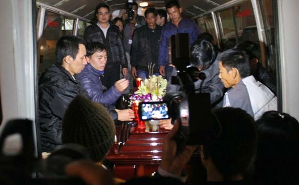 Bàn giao thi thể thuyền viên bị cướp biển bắn chết cho gia đình Thi thể anh Đạt được đưa về với gia đình.