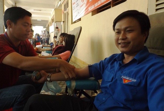 ĐH Cần Thơ ngân hàng máu sống cho người bệnh Anh Huỳnh Thái Nguyên, Phó Bí thư Thành Đoàn Cần Thơ hiến máu.