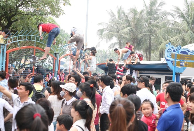 Công viên nước 'vỡ trận', Tổng giám đốc gửi thư cáo lỗi Cảnh hỗn loạn, vượt rào sắt vào trong công viên Hồ Tây trong ngày mở cửa miễn phí.