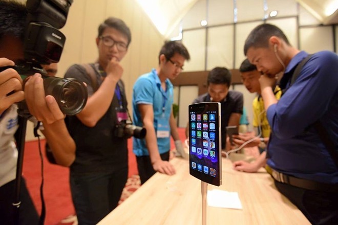 Bphone vừa tự tin, vừa sợ sệt khi tiếp cận thị trường Khả năng cạnh tranh của Bphone vẫn bị các nhà bán lẻ nhìn nhận chưa mấy lạc quan. Ảnh: Lê Hiếu.