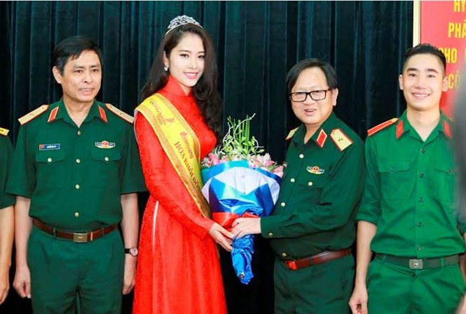 Trường VHNT Quân đội tặng bằng khen cho Hoa khôi Nam Em Trường VHNT Quân đội tặng bằng khen cho Hoa khôi Nam Em