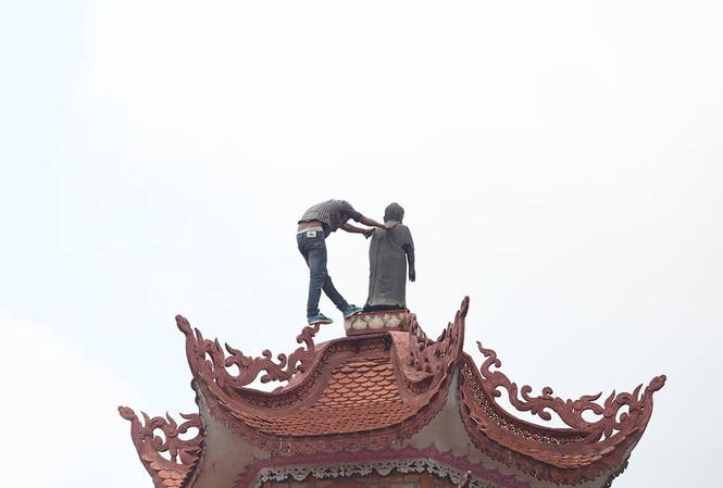 Sau 3 tiếng 'hóng mát', thanh niên nhảy từ nóc tòa tháp 11 tầng Nam thanh niên cố thủ trên nóc tòa tháp 11 tầng.
