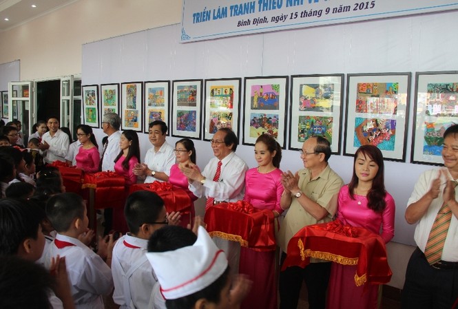 Hơn 500 học sinh tham gia tranh thiếu nhi về an toàn giao thông Cắt băng khánh thành khai mạc triển lãm.