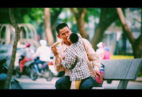 Trĩu nặng bức ảnh em bé hôn cha nghèo giữa phố Hà Nội Hình ảnh xúc động của cha con ông Ngọc lan truyền trên mạng xã hội gây xúc động mạnh - (Ảnh: Phạm Tuấn Anh)