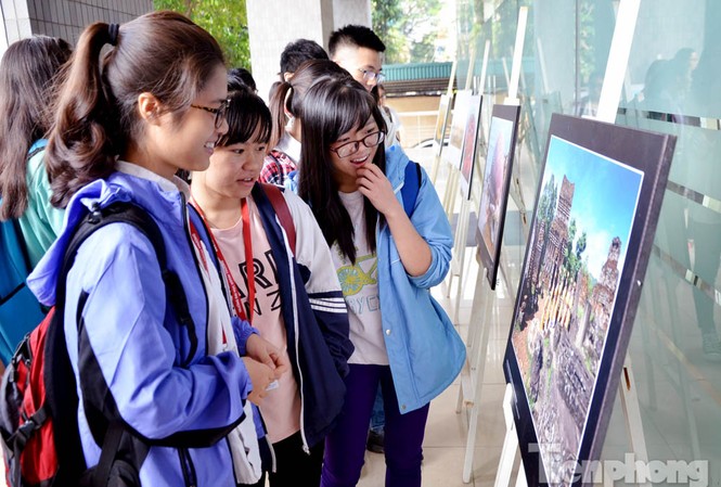 Mê hoặc với ảnh Di sản Việt Nam 2015 Triển lãm thu hút đông đảo sinh viên.