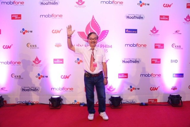 Những dấu ấn đáng nhớ trong Lễ bế mạc Liên hoan phim 2015 NSND Thế Anh xuất hiện khá sớm trong đêm Bế mạc LHP Việt Nam lần thứ XIX.