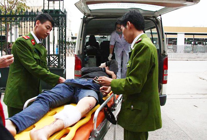 CSGT Hà Nội bắt gọn hai tên cướp trên chợ hoa Quảng An Một trong hai tên cướp được đưa đi viện sau khi ngã xe.
