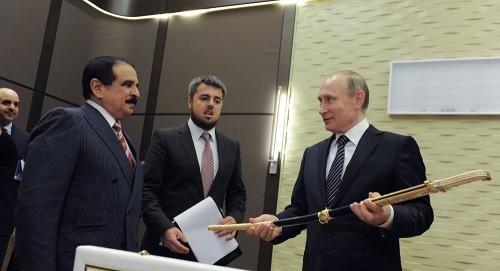 Ông Putin được tặng bảo kiếm Tổng thống Nga Vladimir Putin và Quốc vương Bahrain Hamad bin Isa Al Khalifa. Ảnh: Sputnik