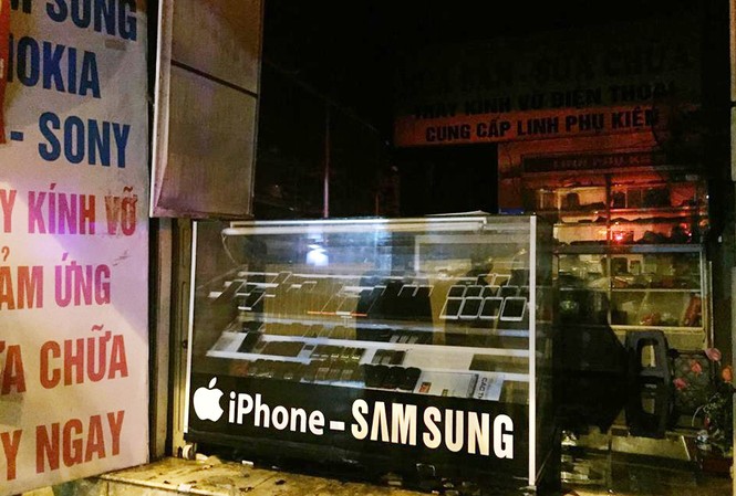 Hà Nội: Cháy cửa hàng điện thoại, nhiều người nhập viện Cửa hàng điện thoại nơi xảy ra sự việc.