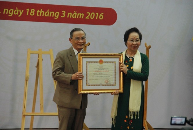 NGƯT Lê Công Cơ đón nhận danh hiệu 'Anh hùng lao động' Phó Chủ tịch nước Nguyễn Thị Doan trao tặng danh hiệu Anh hùng lao động cho NGƯT Lê Công Cơ. Ảnh: Thanh Trần.