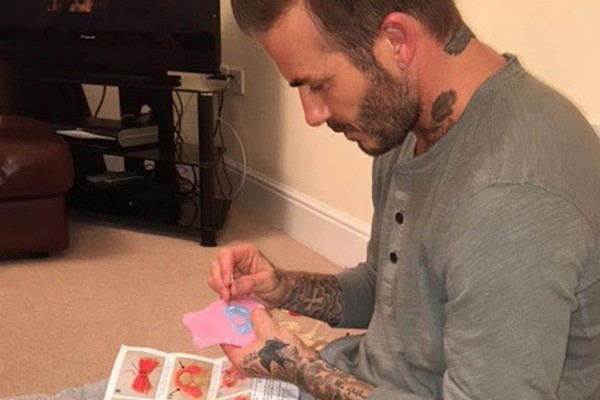 Beckham gây sốt khi ngồi khâu váy búp bê cho con gái Becks kiên nhẫn làm đồ chơi cho con gái. Ảnh: Instgagram.