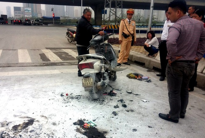 Xe máy bất ngờ bốc cháy ngùn ngụt giữa ngã tư Chiếc xe máy bị hư hỏng nặng sau khi bị cháy.