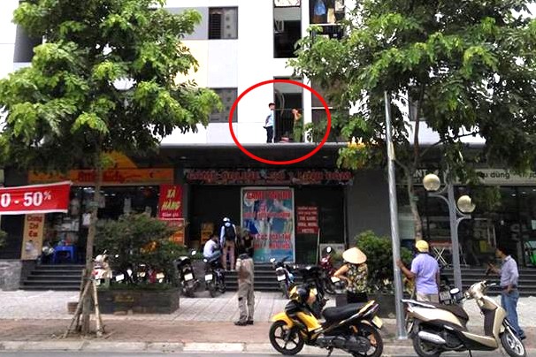 Bé trai rơi từ tầng 11 nhà chung cư Hà Nội tử vong Cơ quan chức năng có mặt tại hiện trường.