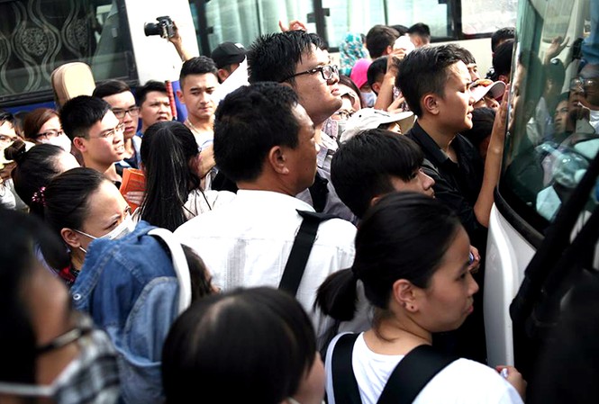 Bến xe đông nghịt người rời Thủ đô dịp nghỉ lễ 2/9 Hàng nghìn người dân đổ ra bến xe trở về quê, đi du lịch,... trong dịp Quốc khánh 2/9.