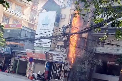 Hà Nội: Cột điện bốc cháy ngùn ngụt giữa trưa Cột điện bất ngờ bốc cháy ngùn ngụt.