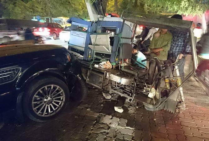Xế hộp Range Rover tông liên hoàn, ép nhiều xe máy vào gốc cây Xế hộp Range Rover tông liên hoàn, ép nhiều xe máy vào gốc cây