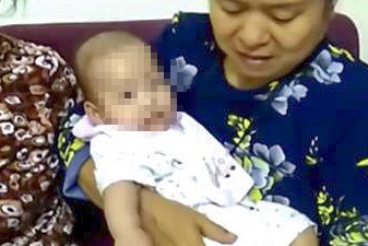 Xót xa bé gái 6 tháng tuổi bị bỏ rơi ở hành lang chung cư Cháu bé được người dân chung cư tạm thời chăm sóc.