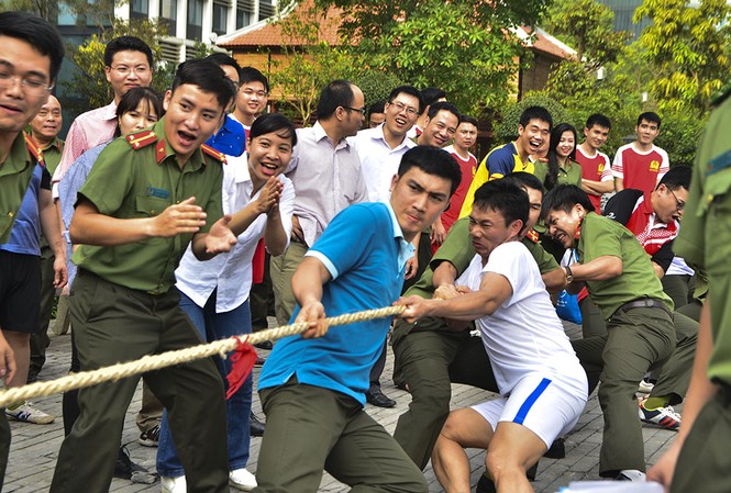 Đoàn Thanh niên các đơn vị thuộc Tổng Cục Chính trị CAND tranh tài thể thao Các đội tham gia giải lần này nhận được sự cỗ vũ nhiệt tình của khán giả.