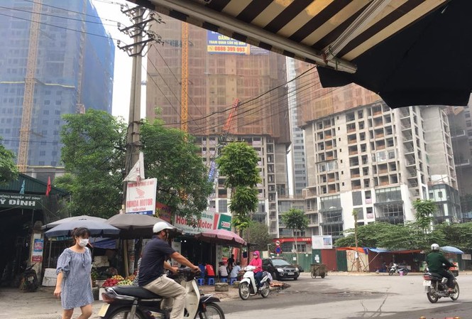 Nam công nhân bị chém tử vong gần cổng chợ Mỹ Đình Khu vực xảy ra vụ án mạng.
