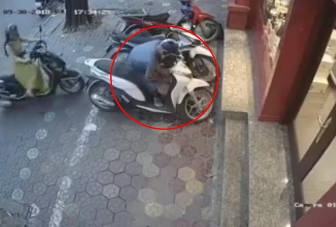 Nam thanh niên bẻ khóa trộm xe SH trong vài giây Hình ảnh cắt từ video.
