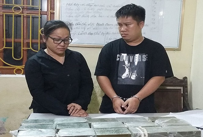 Đối tượng mang 4 tiền án vận chuyển 30 bánh heroin Tang vật và đối tượng liên quan. Ảnh công an Hải Dương.
