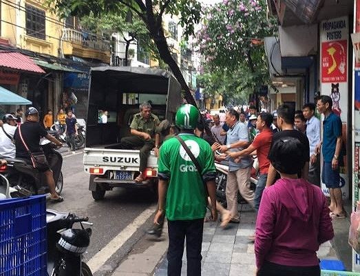 Ôm khay vàng hàng trăm triệu đồng bỏ chạy trên phố Hàng Bạc Nam thanh niên bị khống chế bàn giao cho cơ quan công an.