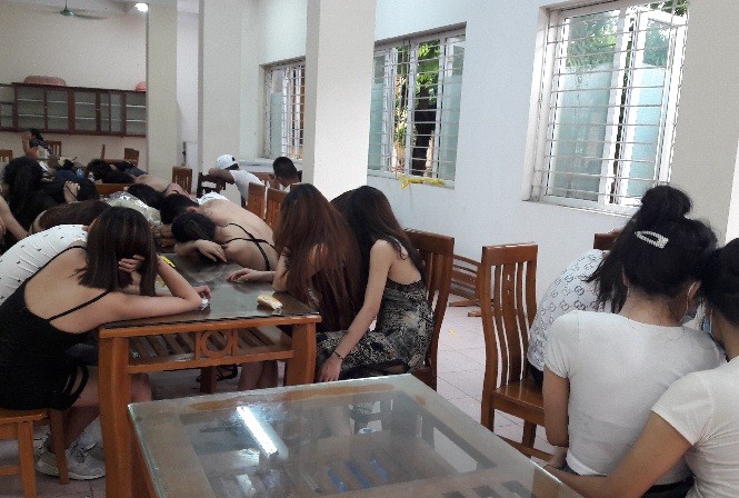Hàng chục 'kiều nữ’ dương tính ma túy, bay lắc điên cuồng trong quán karaoke Các đối tượng tại cơ quan công an. Ảnh: Công an Hưng Yên.