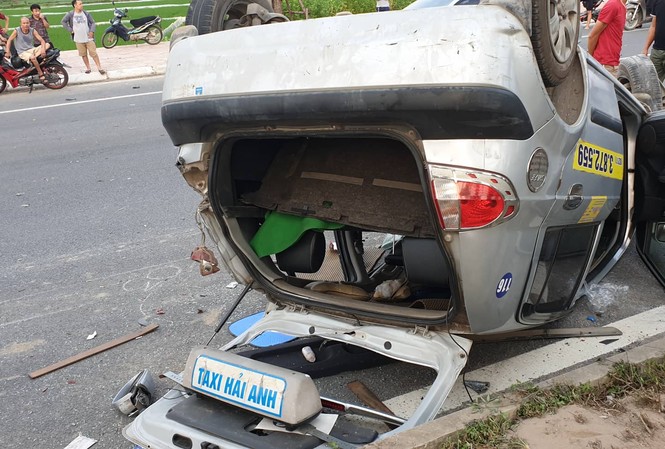 Tài xế lái ô tô gây tai nạn liên hoàn ở Hà Nội rồi bỏ chạy Chiếc taxi bị hư hỏng nặng sau vụ tai nạn. Ảnh: CTV