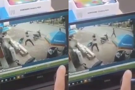 Bảo vệ bị nam thanh niên chém gục trước cổng cửa hàng điện máy Hình ảnh cắt từ video.