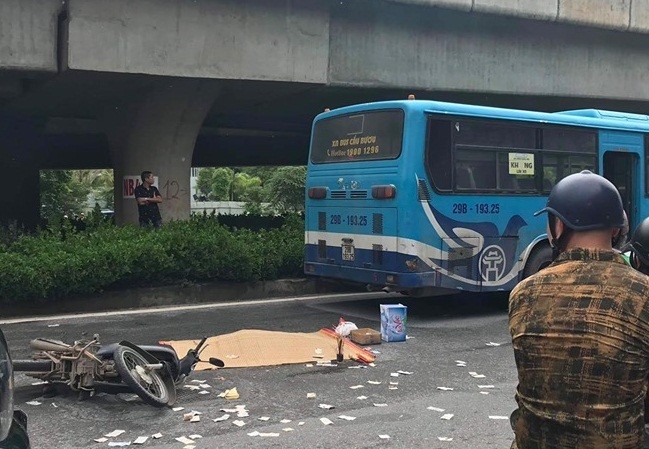 Va chạm xe buýt, người đàn ông bị cán tử vong trên đường Khuất Duy Tiến Hiện trường vụ tai nạn.