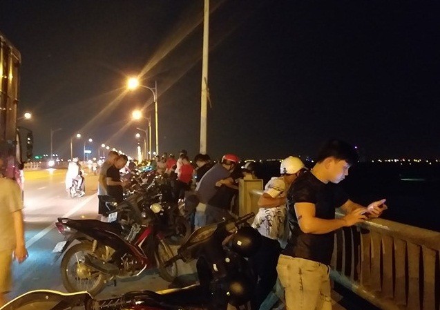 Tìm kiếm cô cái trẻ gieo mình từ cầu Vĩnh Tuy xuống sông Hồng Nhiều người dân tập trung trên cầu Vĩnh Tuy.