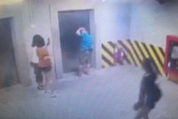 Xác minh thông tin người phụ nữ tố bị sàm sỡ trong hầm chung cư tại Hà Nội Hình ảnh cắt từ clip.