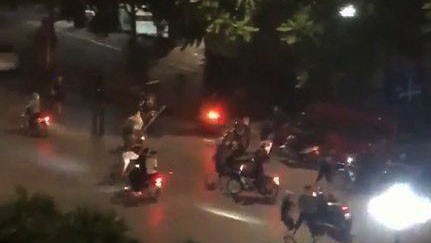 Công an điều tra vụ hỗn chiến kinh hoàng bằng hung khí trên đường phố Hà Nội Hình ảnh cắt từ video.