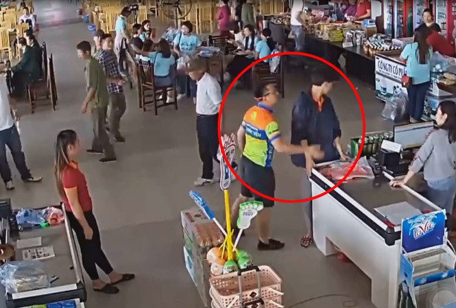 Tạm đình chỉ cán bộ công an tát nhân viên bán hàng ở trạm dừng nghỉ Hình ảnh cắt từ video.