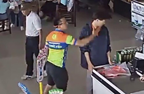 Giáng cấp, cho xuất ngũ đối với Thượng uý tát nhân viên bán hàng Hình ảnh Nguyễn Xô Việt tát nhân viên trạm dừng nghỉ. Ảnh: Cắt từ video
