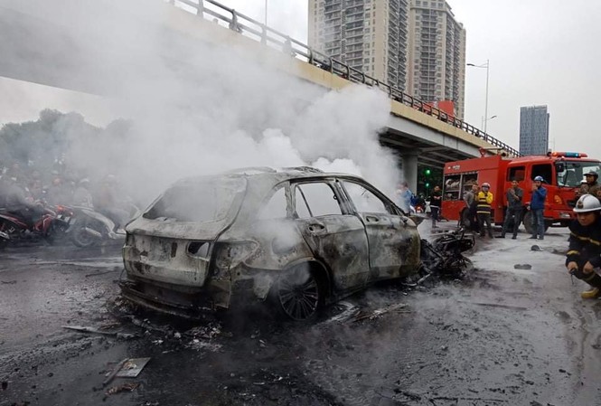 Xe Mercedes gây tai nạn kinh hoàng: Nạn nhân vừa tốt nghiệp thạc sĩ ở nước ngoài Hiện trường vụ tai nạn. Ảnh: Công Minh