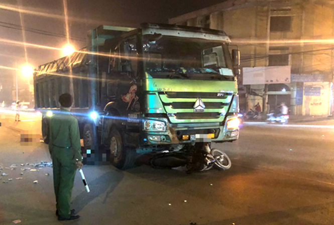 Bị cuốn vào gầm xe tải, hai vợ chồng tử vong Hiện trường vụ tai nạn.