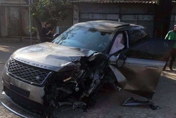 Xe sang Range Rover nát bươm sau khi gây tai nạn liên hoàn ở Hà Nội Chiếc ô tô bị bung lốp trước, nổ túi khí.