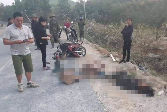 Ô tô va chạm xe máy làm 3 nữ công nhân thương vong Hiện trường vụ tai nạn.