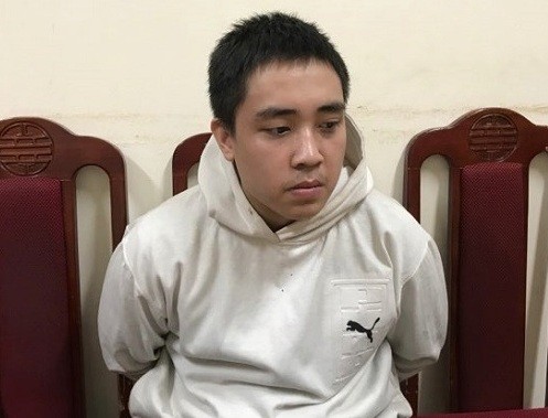 Nam thanh niên dùng dao cướp tài sản của xe ôm ở cổng bệnh viện Đối tượng Tùng tại cơ quan công an.