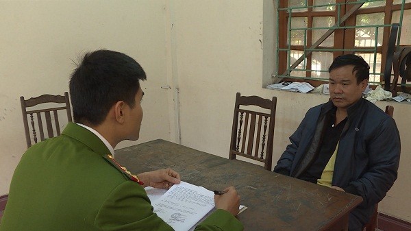 Đôi nam nữ mua bán dâm trong quán cà phê Hồng Lâu Mộng Đối tượng Tuấn tại cơ quan điều tra. Ảnh: Công an Hưng Yên
