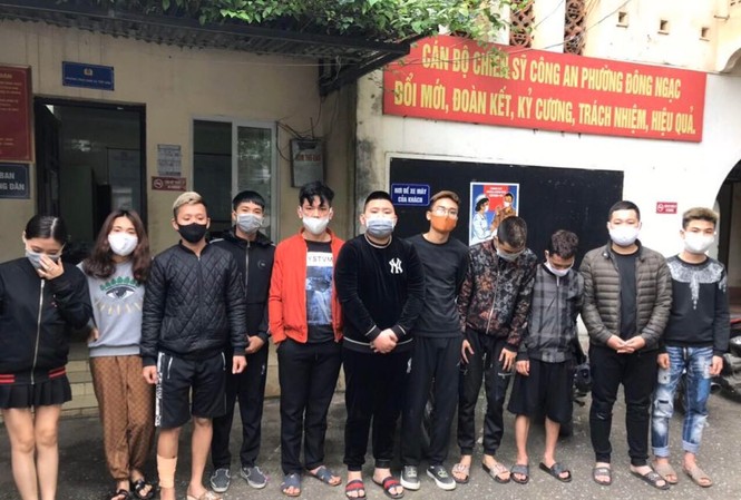Hai cô gái cùng nhiều bạn trai tụ tập 'phê ma túy' bất chấp lệnh cách ly Các đối tượng tại cơ quan công an.