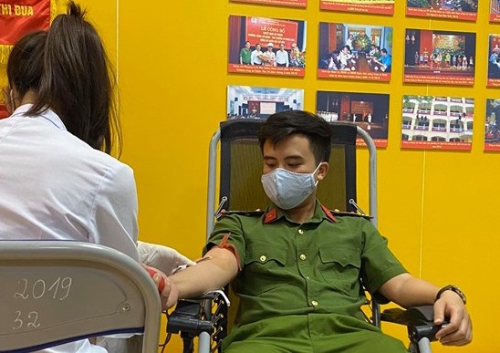 Gần 100 cán bộ chiến sĩ công an nhóm máu A và O tham gia hiến máu tình nguyện Cán bộ chiến sĩ Công an quận tham gia hiến máu.