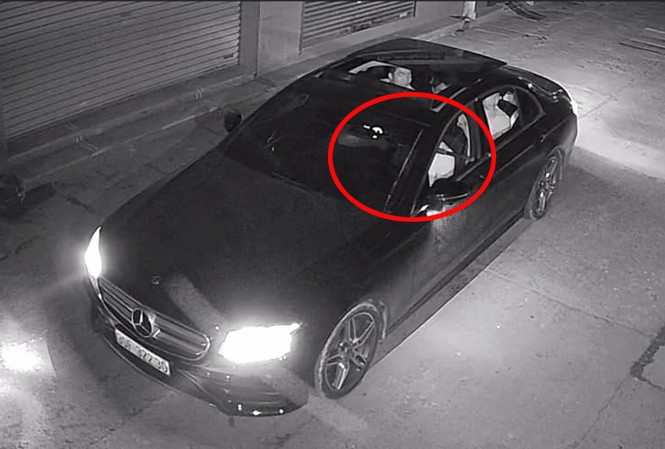 Nhóm người đi xe Mercedes nghi dùng súng bắn mèo tiền triệu ở Hà Nội Hình ảnh cắt từ video