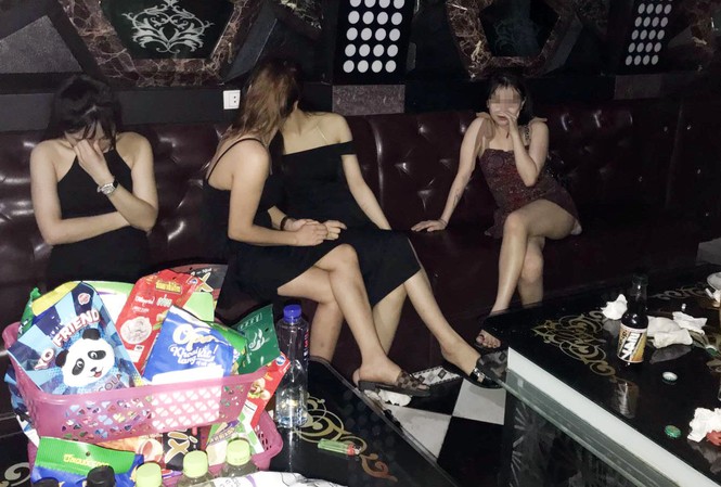 14 'hot girl' cùng bạn trai bay lắc trong quán karaoke Nhóm đối tượng bay lắc trong quán karaoke. Ảnh Công an Hưng Yên